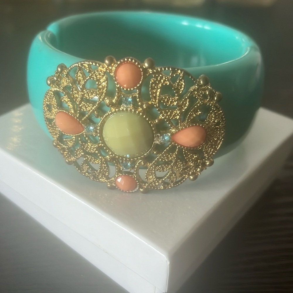 Vintage Fashion bangle with precious stones.